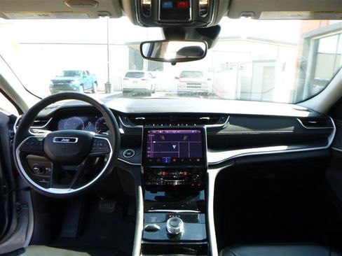 Used 2023 Jeep Grand Cherokee Limited image 9