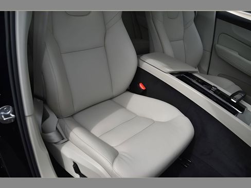 Used 2023 Volvo XC60 B5 Plus w/ Climate Package AWD/4WD image 32