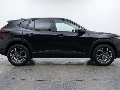 Used 2025 Chevrolet Trax LT FWD image 11
