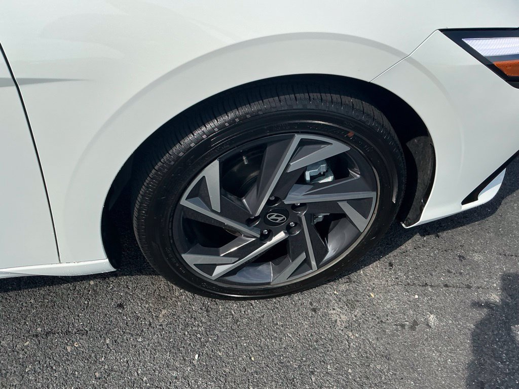 Certified 2026 Hyundai Elantra Limited FWD image 6