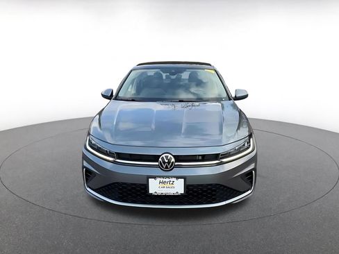 Used 2025 Volkswagen Jetta SE image 4