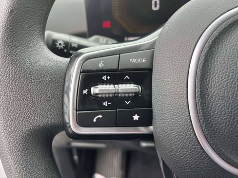 Used 2025 Kia Sorento LX FWD image 16