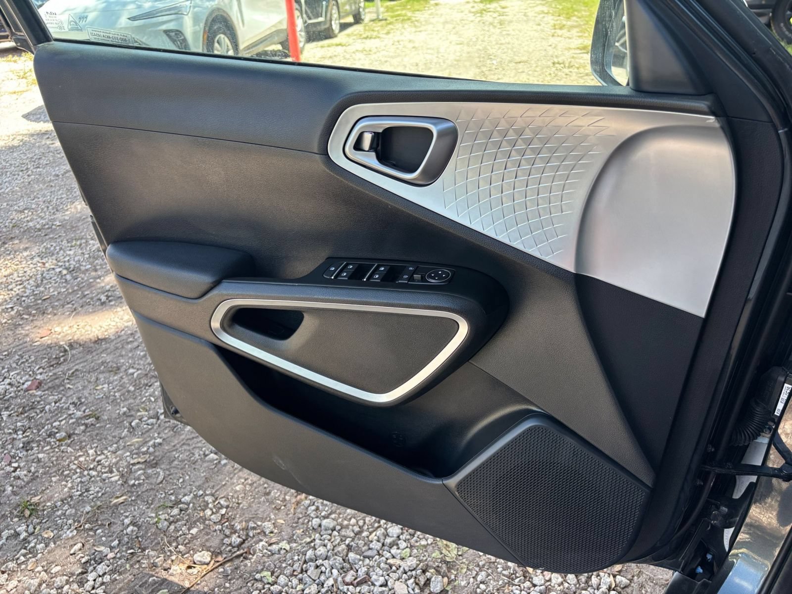 Used 2025 Kia Soul LX w/ LX Technology Package FWD image 18