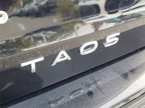 Certified 2025 Volkswagen Taos SE image 7
