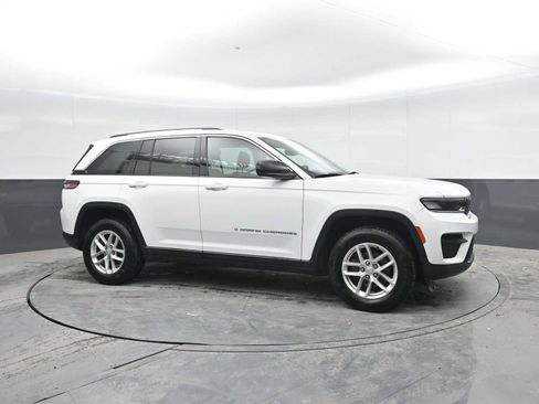 Used 2023 Jeep Grand Cherokee Laredo AWD/4WD image 8