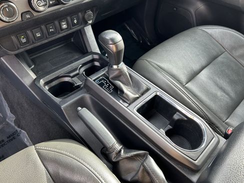 Used 2017 Toyota Tacoma TRD Sport image 18