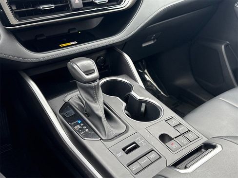 Used 2023 Toyota Highlander XLE image 32