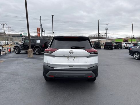 Used 2023 Nissan Rogue SV image 4