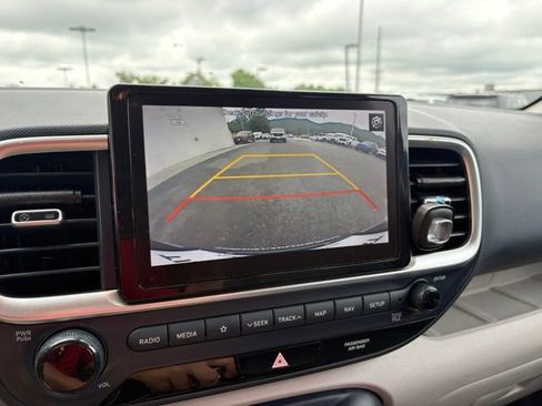 Used 2021 Hyundai Venue FWD image 5