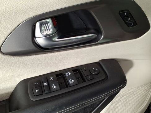 Used 2023 Chrysler Pacifica Touring-L AWD/4WD image 14
