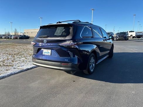 Used 2025 Toyota Sienna XLE image 3