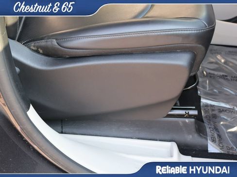 Used 2023 Chrysler Pacifica Touring-L AWD/4WD image 10