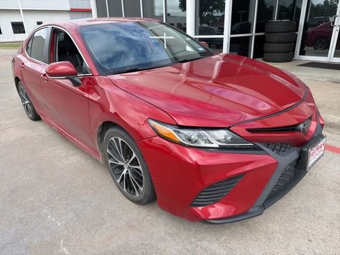 Used 2019 Toyota Camry SE w/ Convenience Package FWD image 4