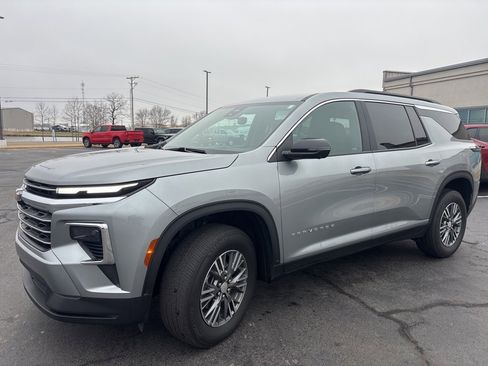 Used 2024 Chevrolet Traverse LT image 1
