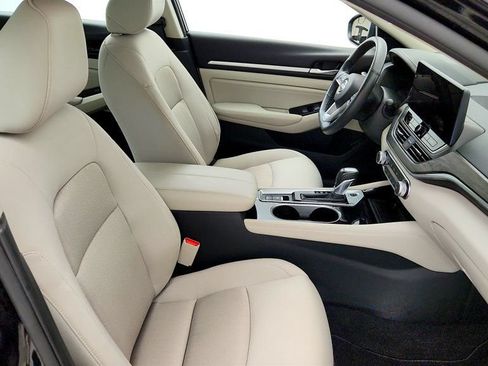 Used 2023 Nissan Altima 2.5 SV w/ SV Premium Package AWD/4WD image 25