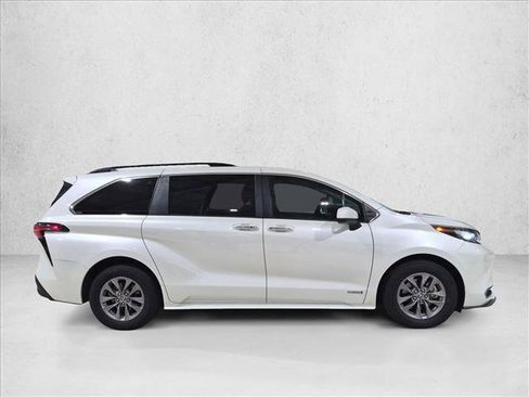 Used 2021 Toyota Sienna XLE w/ XLE Plus Package FWD image 4