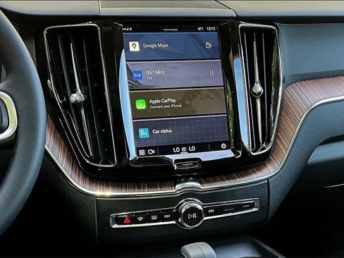 Certified 2022 Volvo XC60 B5 Momentum image 9