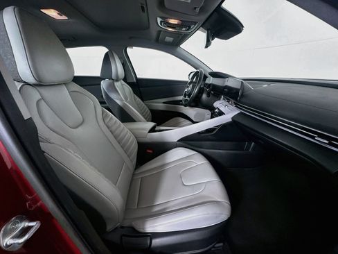 Used 2025 Hyundai Elantra Limited FWD image 31