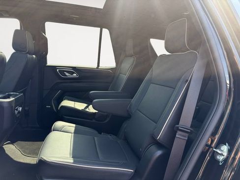 Used 2024 GMC Yukon SLT w/ SLT Premium Package AWD/4WD image 13