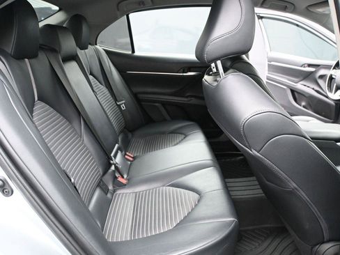 Used 2020 Toyota Camry SE FWD image 17