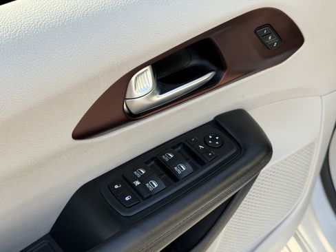 Used 2019 Chrysler Pacifica Limited w/ Advanced Safetytec Group FWD image 25