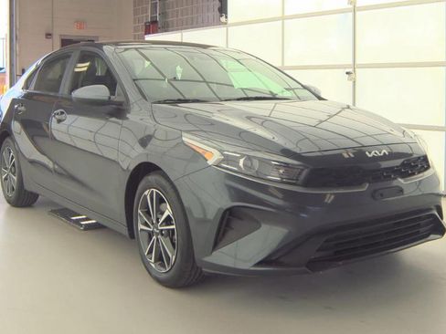 Used 2023 Kia Forte LXS image 3