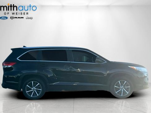 Used 2019 Toyota Highlander XLE AWD/4WD image 3