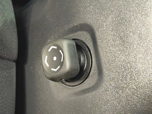 Used 2022 Toyota Venza LE image 14