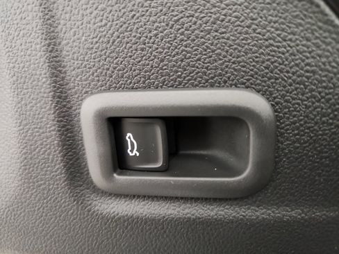 New 2025 Volkswagen Tiguan SE image 11