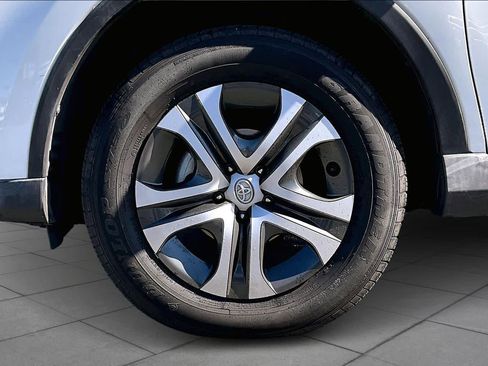 Used 2018 Toyota RAV4 LE w/ Carpet Mat Package image 10