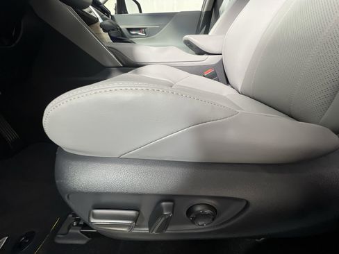 New 2024 Toyota Venza Limited image 15