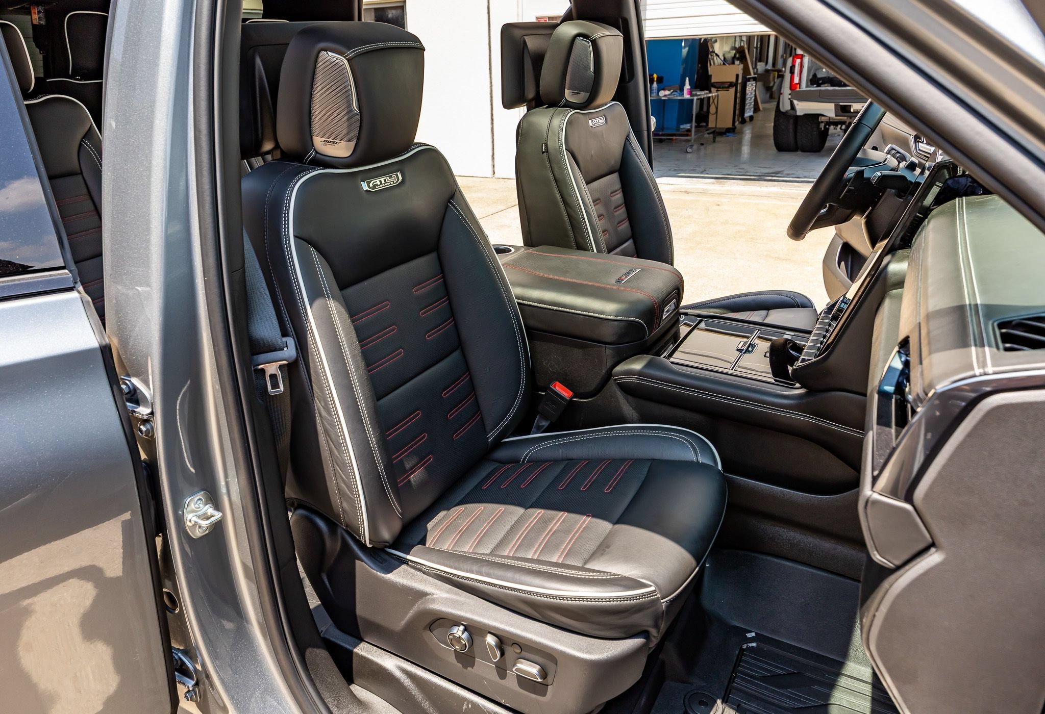 Used 2026 GMC Yukon AT4 Ultimate w/ LPO, Floor Liner Package AWD/4WD image 31
