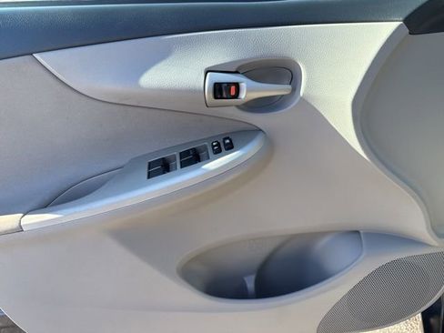 Used 2013 Toyota Corolla LE image 19