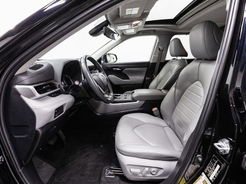 Certified 2024 Toyota Highlander XLE image 4