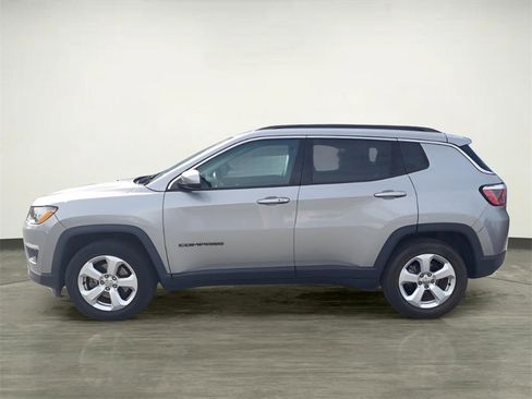 Used 2018 Jeep Compass Latitude image 2