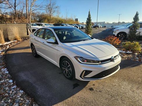 Used 2025 Volkswagen Jetta SE w/ Sunroof Package image 7