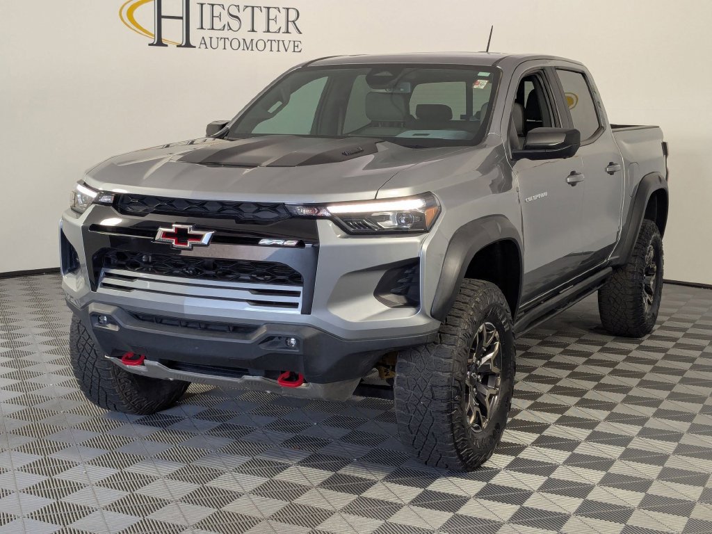 Used 2025 Chevrolet Colorado ZR2 w/ Technology Package AWD/4WD image 4