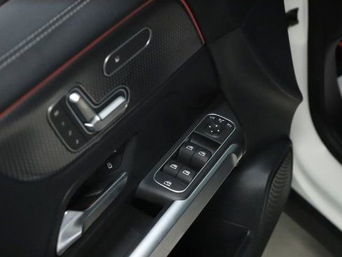 Used 2022 Mercedes-Benz GLB 250 4MATIC image 17