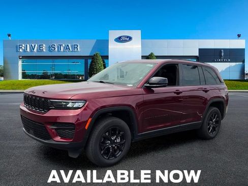 Used 2025 Jeep Grand Cherokee Altitude AWD/4WD image 3