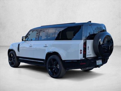 Used 2025 Land Rover Defender 130 X-Dynamic SE image 8