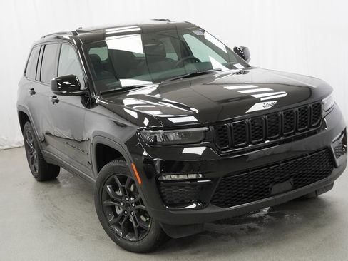 New 2025 Jeep Grand Cherokee Limited w/ Trailer Tow Package image 8