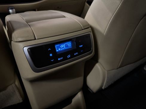 Used 2019 Toyota Highlander XLE image 22