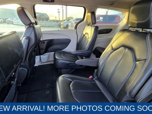 Used 2023 Chrysler Pacifica Touring-L image 13