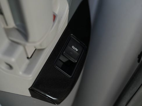 Used 2011 Toyota Sienna image 32