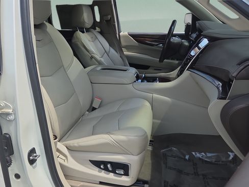 Used 2015 Cadillac Escalade Luxury AWD/4WD image 18