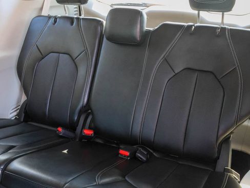 Used 2024 Chrysler Pacifica Touring-L FWD image 8