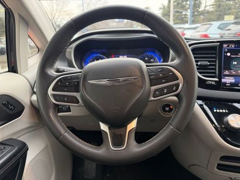Used 2022 Chrysler Pacifica Touring-L FWD image 22