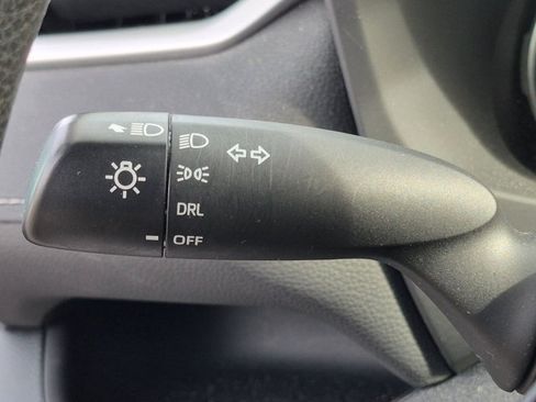 Used 2019 Toyota RAV4 LE FWD image 8