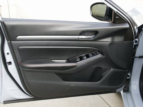 Used 2024 Nissan Altima 2.5 SR image 11