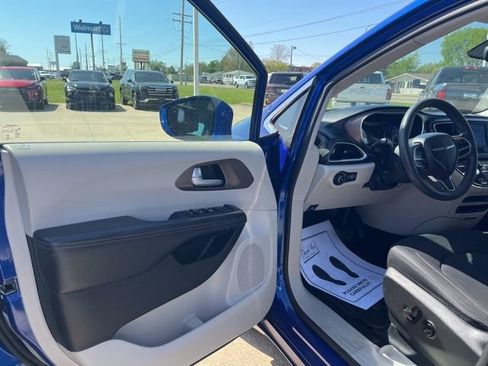 Used 2018 Chrysler Pacifica Touring Plus w/ Tire & Wheel Group FWD image 9